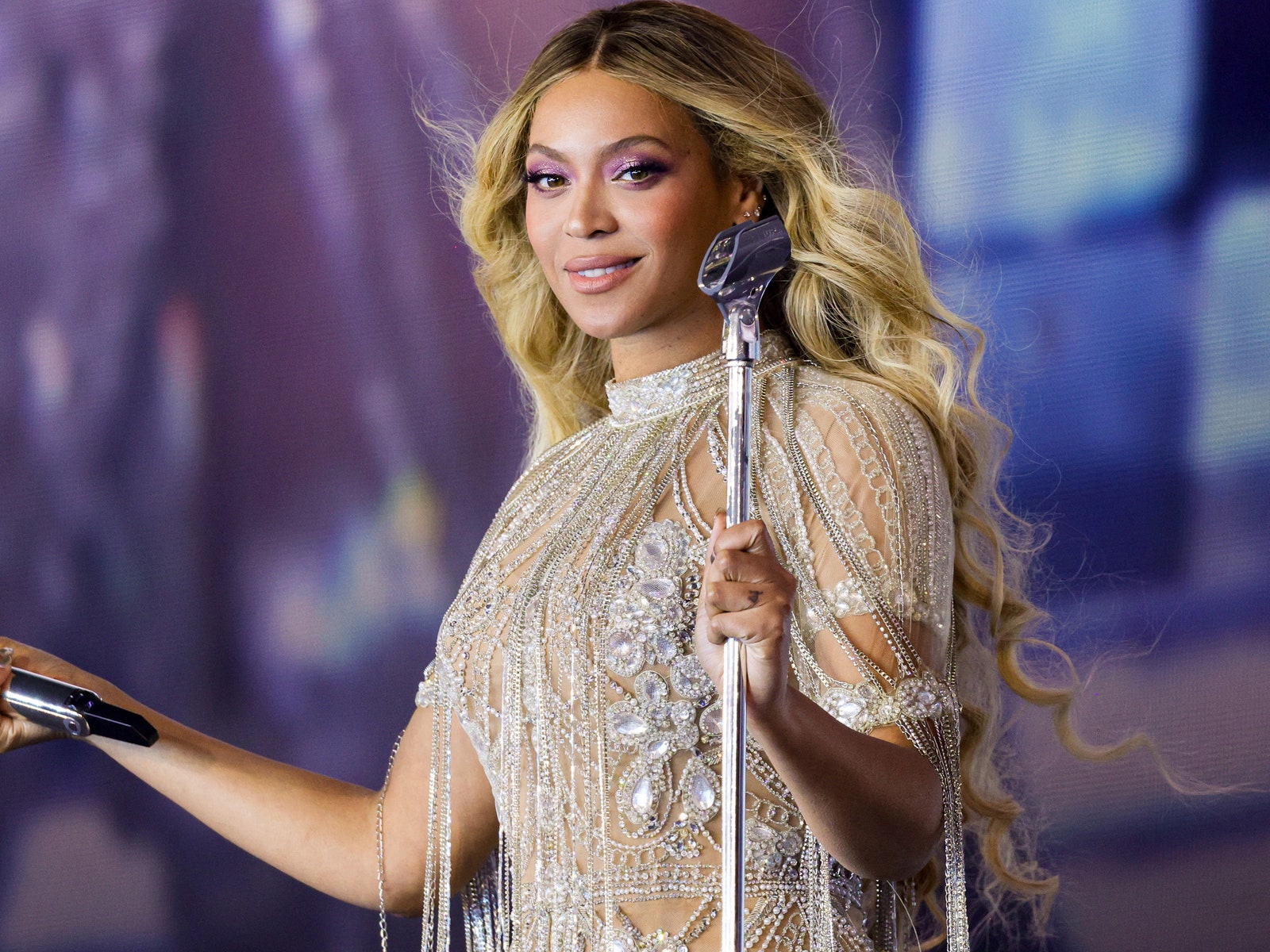 Naturally, Beyoncé Does the Headscarf Trend Better Than Everyone