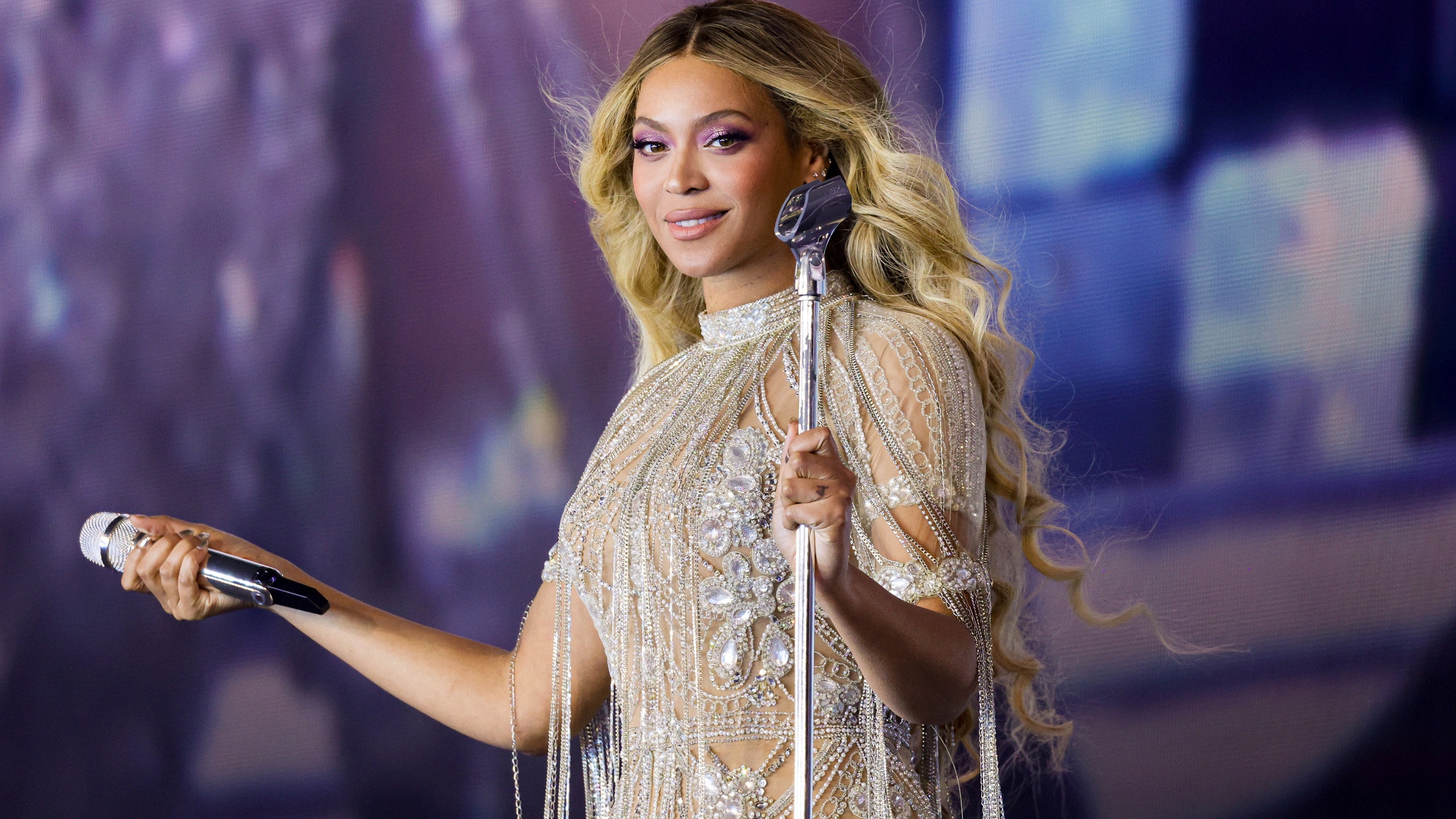 Beyonc performs onstage in a sparkly dress and long blonde waves.